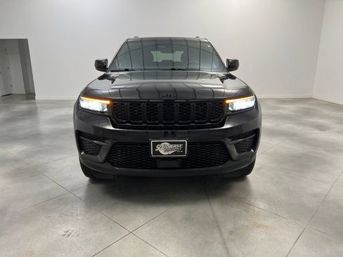 Used 2025 Jeep Grand Cherokee Altitude AWD/4WD image 2