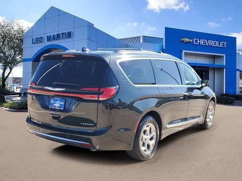 Used 2023 Chrysler Pacifica Limited image 3