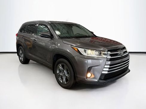 Used 2017 Toyota Highlander Limited Platinum image 3