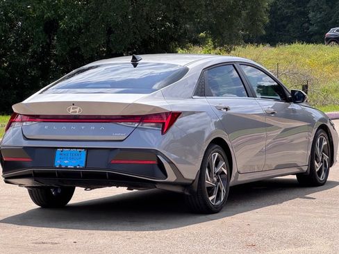 Certified 2025 Hyundai Elantra Limited FWD image 16