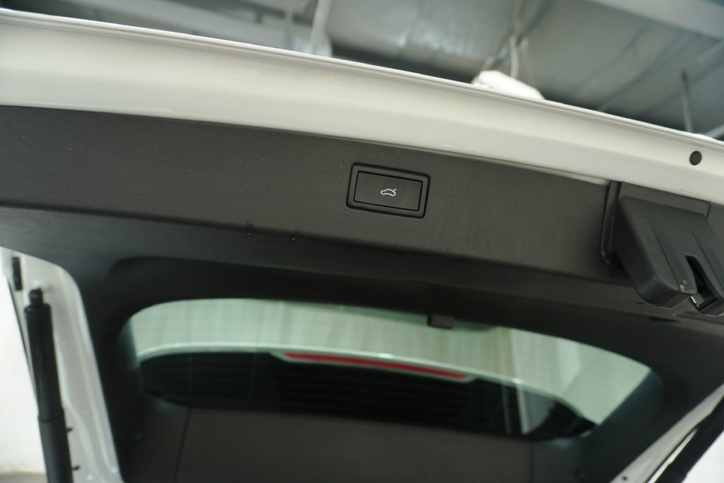 Used 2026 Volkswagen Tiguan SE AWD/4WD image 6