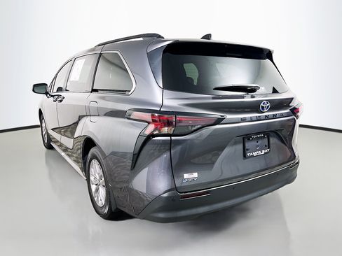 Used 2025 Toyota Sienna XLE FWD image 8