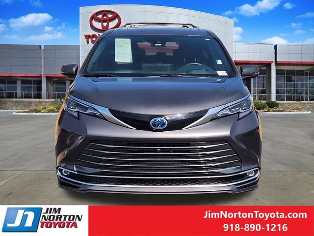 Used 2025 Toyota Sienna Platinum FWD image 2