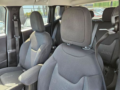 Used 2017 Jeep Renegade Latitude AWD/4WD image 14