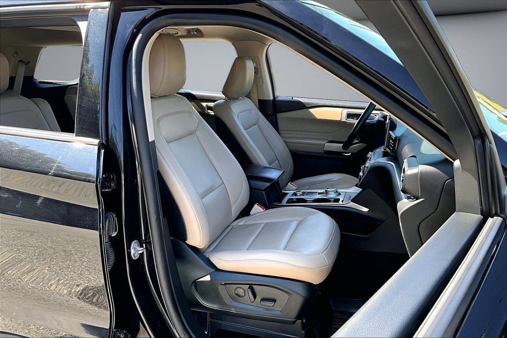 Used 2020 Ford Explorer XLT w/ Equipment Group 202A AWD/4WD image 30