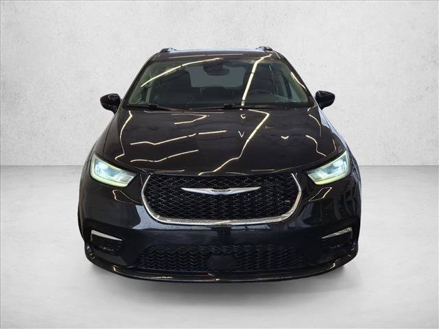 Used 2022 Chrysler Pacifica Touring-L FWD image 2