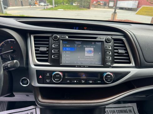 Used 2018 Toyota Highlander XLE AWD/4WD image 21