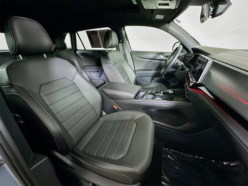 Used 2024 Volkswagen Atlas Cross Sport SEL R-Line image 12