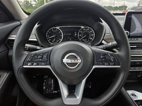 Used 2025 Nissan Altima 2.5 SV FWD image 17