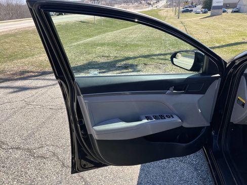 Used 2017 Hyundai Elantra SE w/ Cargo Package image 10