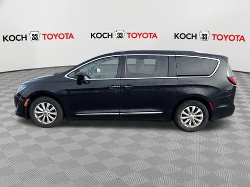 Used 2018 Chrysler Pacifica Touring-L image 4