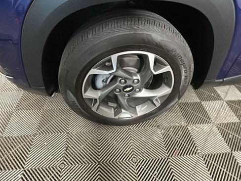 Used 2024 Chevrolet Trax LT w/ Sunroof Package FWD image 9