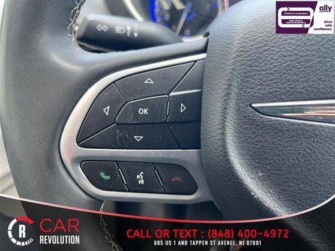 Used 2024 Chrysler Pacifica Touring-L FWD image 26