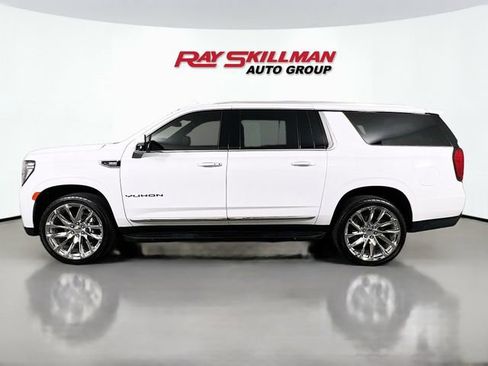 Used 2024 GMC Yukon XL SLT w/ SLT Luxury Package image 4