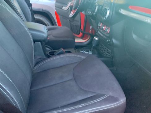 Used 2013 Jeep Wrangler Unlimited Sahara w/ Connectivity Group image 26