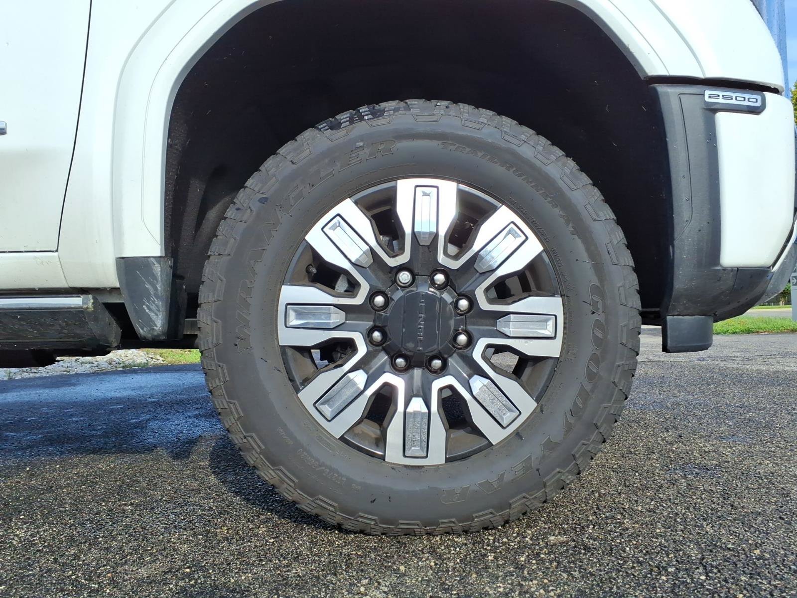 Used 2025 GMC Sierra 2500 Denali w/ Denali Reserve Package AWD/4WD image 9