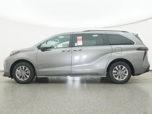 New 2026 Toyota Sienna XLE image 22