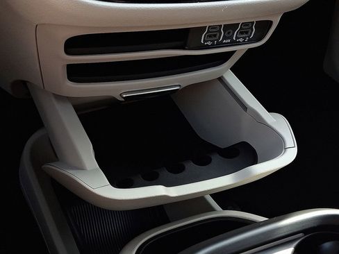 Used 2024 Chrysler Pacifica Touring-L image 27