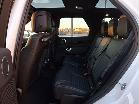 New 2026 Land Rover Discovery S image 7