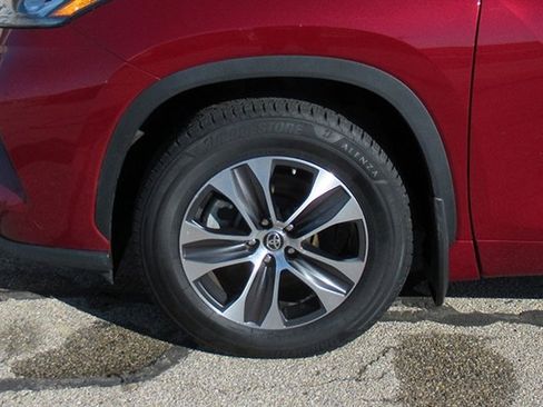 Used 2020 Toyota Highlander XLE image 12