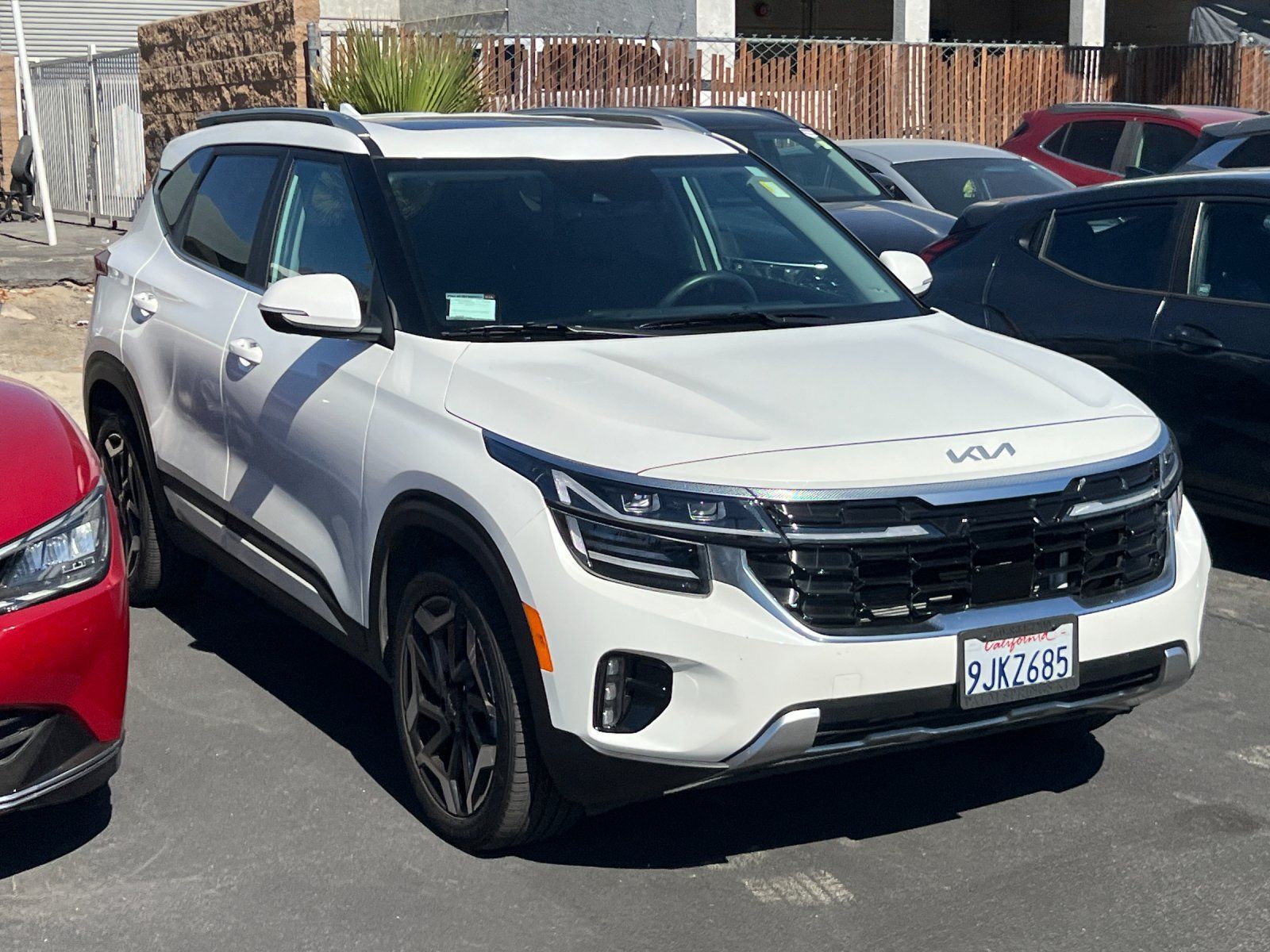 Used 2024 Kia Seltos SX w/ SX Sunroof Package AWD/4WD image 2