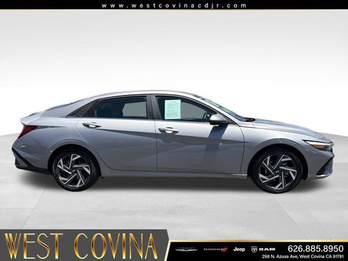 Used 2025 Hyundai Elantra SEL FWD image 12