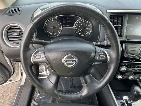Used 2020 Nissan Pathfinder SV image 18