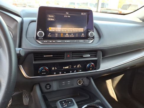 Used 2024 Nissan Rogue SV image 8