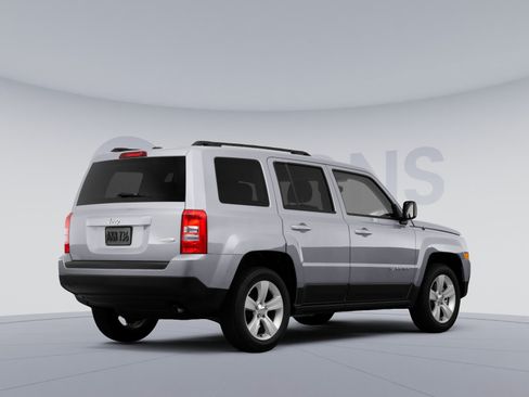 Used 2014 Jeep Patriot Latitude w/ Sun/Sound Group AWD/4WD image 4