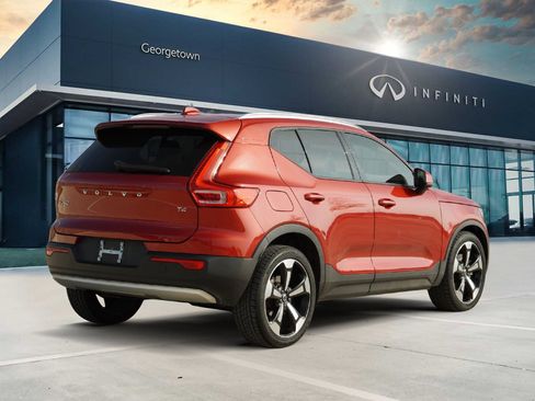 Used 2020 Volvo XC40 T4 Momentum image 5