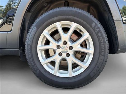 Used 2018 Jeep Cherokee Latitude Plus w/ Comfort/Convenience Group AWD/4WD image 9