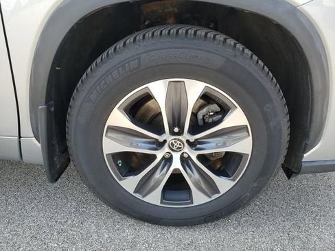 Used 2021 Toyota Highlander XLE image 27