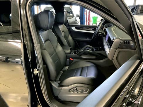 Used 2024 Porsche Cayenne image 8