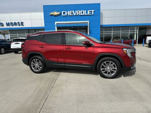 Used 2024 GMC Terrain SLT w/ Infotainment Package II AWD/4WD image 2