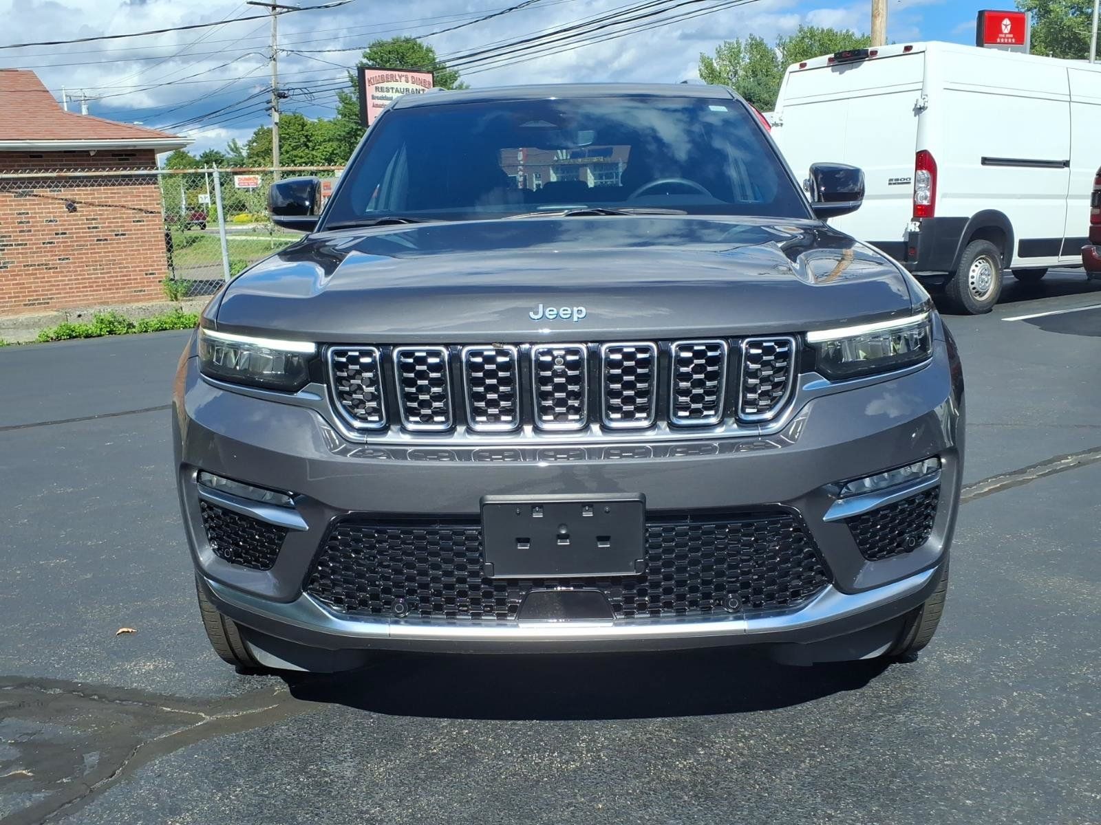 Used 2023 Jeep Grand Cherokee Summit w/ Luxury Tech Group V AWD/4WD image 3