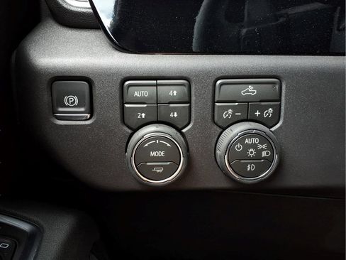 Used 2026 Chevrolet Silverado 1500 LT Trail Boss w/ Convenience Package II AWD/4WD image 15