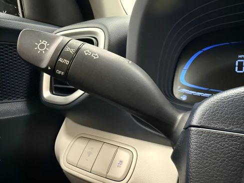 Used 2025 Hyundai Venue Limited FWD image 19