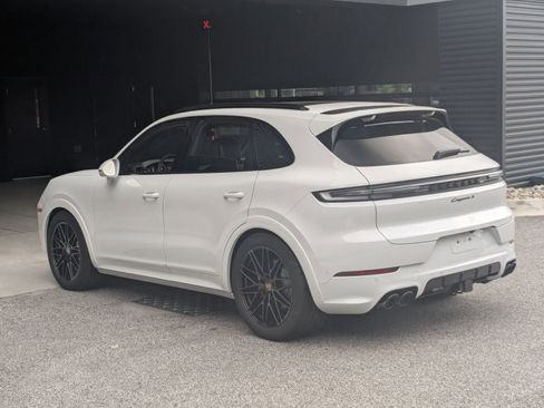 Certified 2025 Porsche Cayenne S AWD/4WD image 3