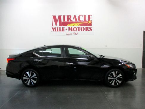 Used 2022 Nissan Altima 2.5 SV w/ SV Premium Package image 6