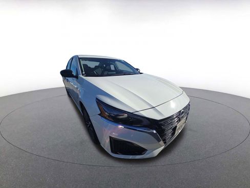 Used 2025 Nissan Altima 2.5 SV image 3