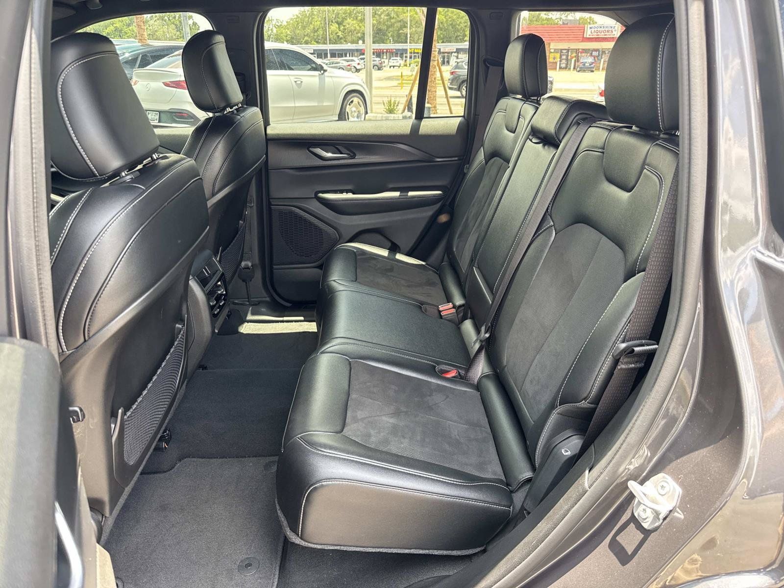 Used 2024 Jeep Grand Cherokee Altitude RWD image 15
