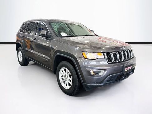 Used 2020 Jeep Grand Cherokee Laredo image 3