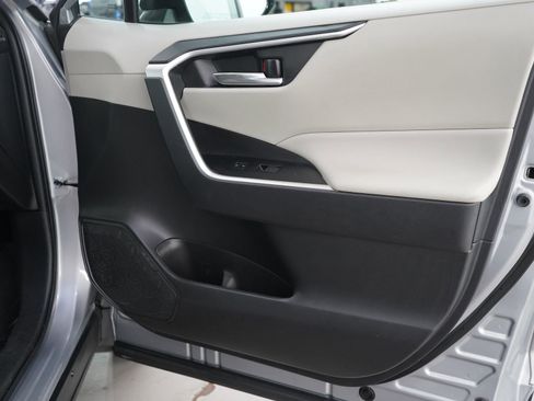 Used 2022 Toyota RAV4 XLE image 9