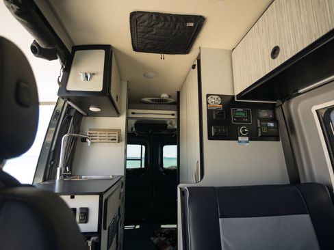 Used 2022 Mercedes-Benz Sprinter 2500 image 38