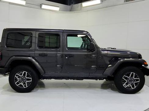 Used 2025 Jeep Wrangler Unlimited Sahara AWD/4WD image 9