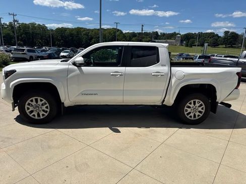 Used 2025 Toyota Tacoma SR5 AWD/4WD image 4