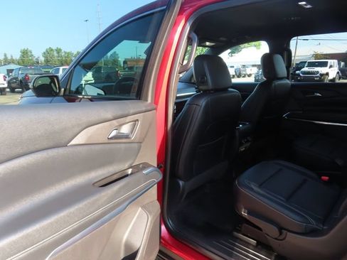 Used 2025 Chevrolet Traverse LT w/ Driver Confidence Package AWD/4WD image 19