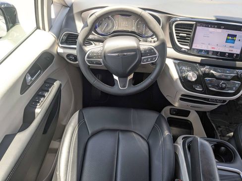 Used 2024 Chrysler Pacifica Touring-L FWD image 16