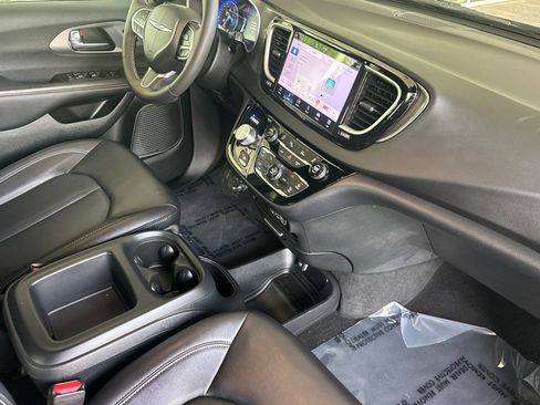 Used 2025 Chrysler Pacifica Select FWD image 17
