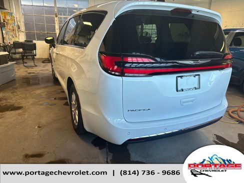 Used 2024 Chrysler Pacifica Touring-L FWD image 3